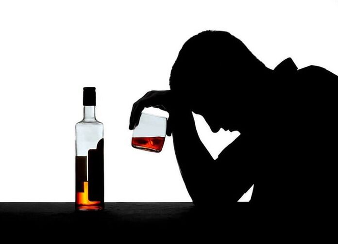 un homme avec une dépendance à l'alcool comment aider à arrêter de boire