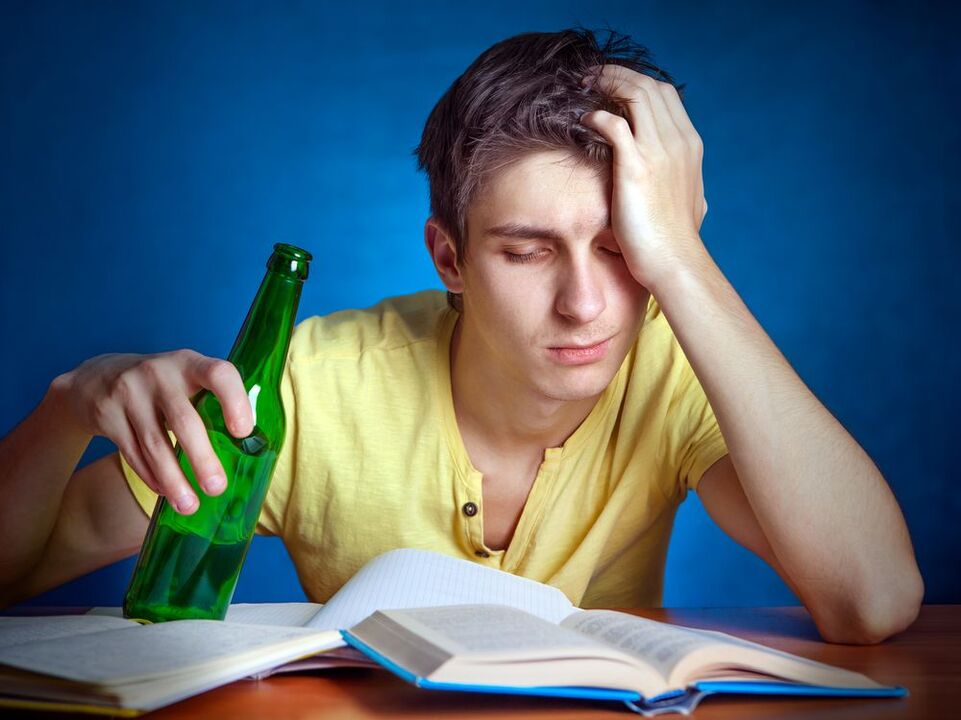 étudiant fatigué avec de la bière comment arrêter de boire