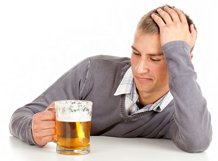 Un homme boit de la bière comment arrêter