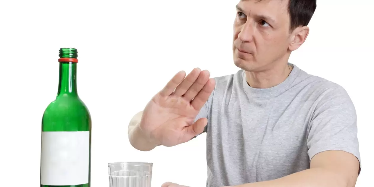 Un homme refuse l'alcool