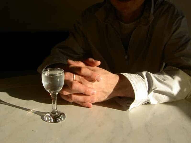 En buvant quotidiennement, même de petites doses d’alcool fort, une personne développe une dépendance à l’alcool.